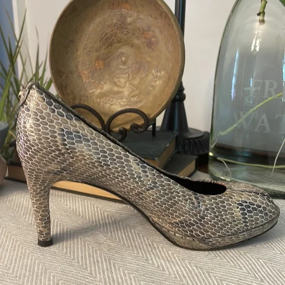 Stuart Weitzman platform snake skin pump heels - Picture 10 of 12